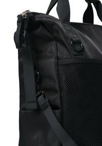 Svart tygryggsäck med en texturerad meshficka, justerbara axelremmar och metallisk dragkedja. Robust och praktisk design.