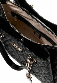 Sac à main noir matelassé en matériau synthétique, équipé de ferrures dorées, d'une fermeture éclair et d'un intérieur à motif avec des accents de marque.