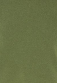 Egységes olajzöld szövet textúra finom szövéssel, egyenletes színnel és Matt felülettel.