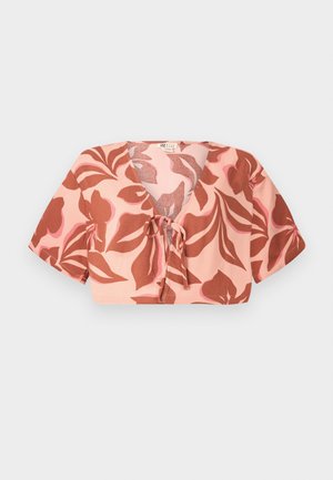 Kort topp i pastellrosa stoff med blomsterprint i rust og myk rosa, knyttet foran, med korte ermer og V-hals.