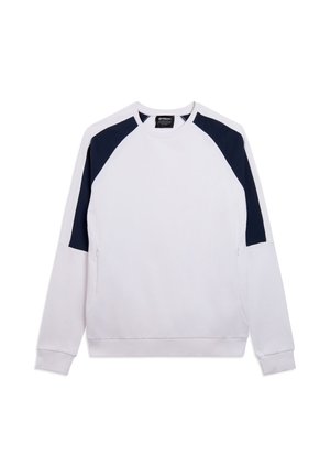 Sudadera blanca de cuello redondo con mangas largas y paneles azul marino en los hombros y la parte superior de los brazos.