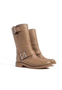 Brązowe skórzane kozaki za kostkę o fakturowanym wykończeniu, z paskiem i ozdobną klamrą oraz niskim drewnianym obcasem.