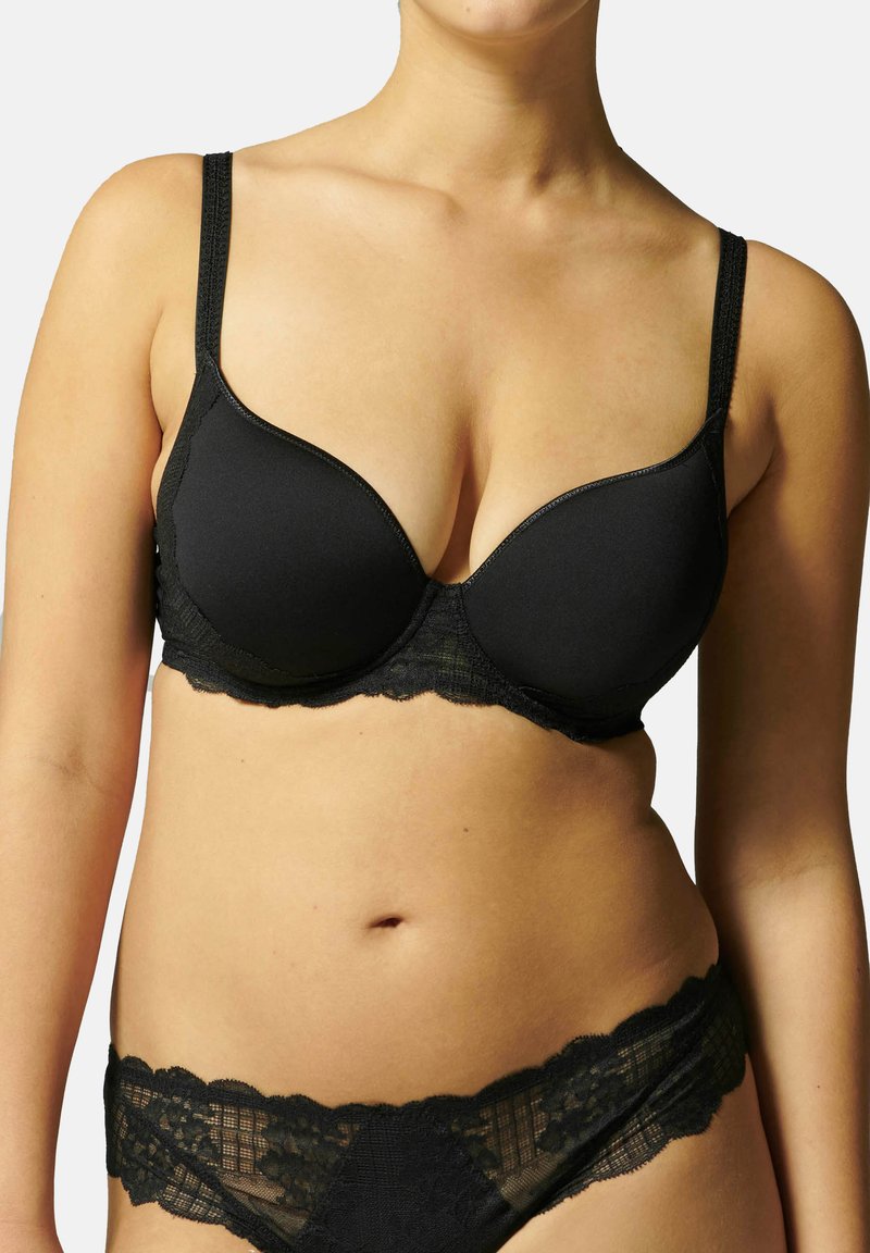 Set di lingerie nera con reggiseno liscio e imbottito in microfibra e bordo in pizzo, abbinato a mutandine in pizzo coordinate.