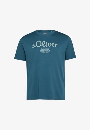 Tealkleurig T-shirt met korte mouwen met de opdruk "s.Oliver ELEVATED ESSENTIALS SINCE 1969" op de borst in lichte letters.