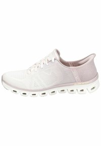 Des chaussures de sport rose clair en mesh, avec une tige texturée, une semelle blanche avec des découpes pour un meilleur amorti, et des accents de marque discrets.