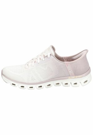 Des chaussures de sport rose clair en mesh, avec une tige texturée, une semelle blanche avec des découpes pour un meilleur amorti, et des accents de marque discrets.