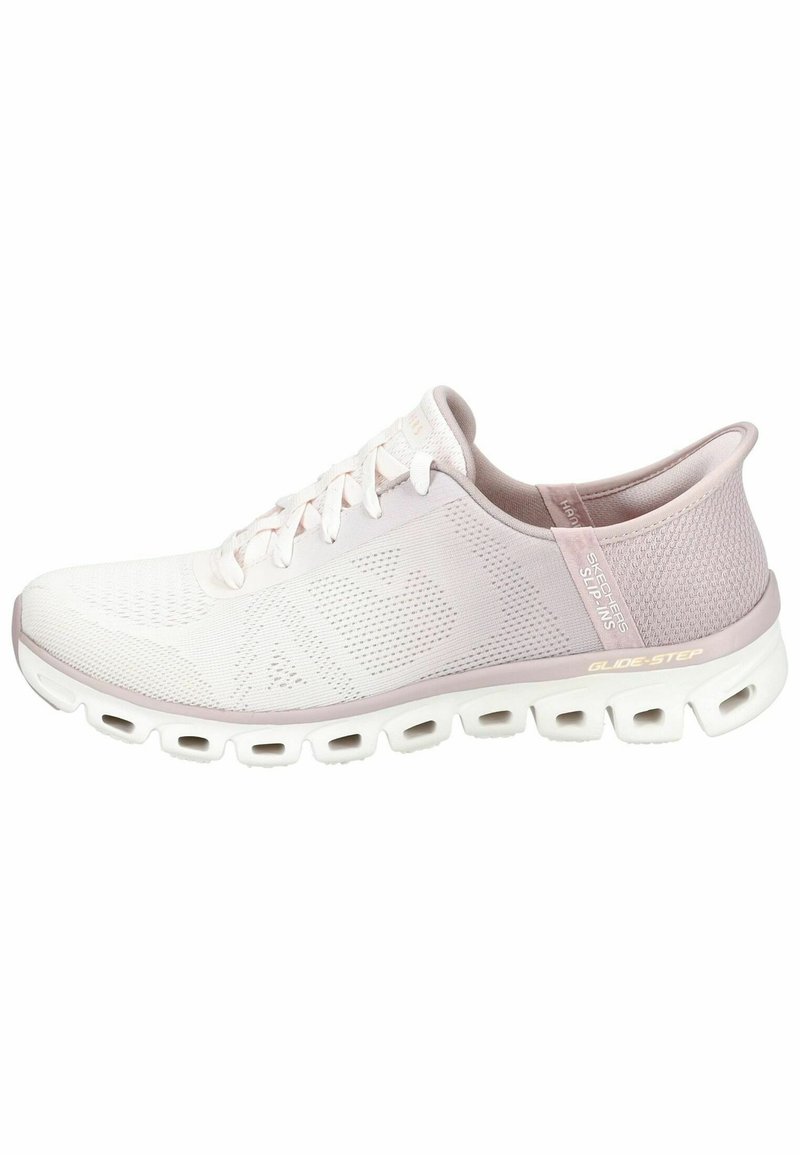 Des chaussures de sport rose clair en mesh, avec une tige texturée, une semelle blanche avec des découpes pour un meilleur amorti, et des accents de marque discrets.