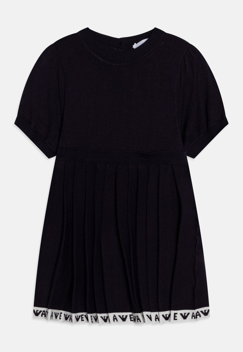 Robe noire à manches courtes plissée avec encolure ronde et ourlet blanc orné d'un texte noir répété.