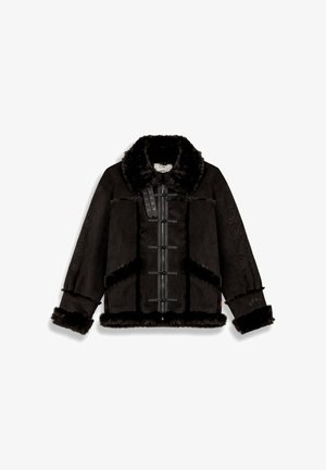 Chaqueta de borreguillo negra con cuello de piel, puños, cremallera frontal y cierres decorativos de toggle. Bordado en espiral en las mangas y detalle de hebilla en el cuello.