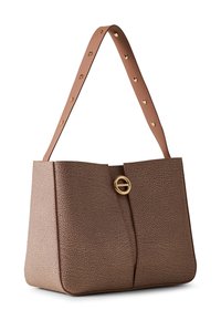 Braune, strukturierte Leder-Schultertasche mit breitem Tragegurt, der mit goldenen Nieten verziert ist, und einem runden goldenen Verschluss auf der Vorderseite.