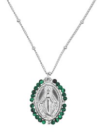 Silbernes Halsband mit einer ovale Medaille mit einem Reliefdesign, umgeben von grünen und schwarzen Perlen, an einer zarten Kette.