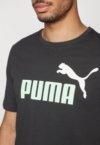 Puma ESS COL LOGO - Potiskana majica - black/fresh mint