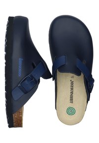 Zoccoli blu navy realizzati in materiale liscio e resistente, dotati di un fondo in sughero supportivo e di un cinturino regolabile con fibbia.