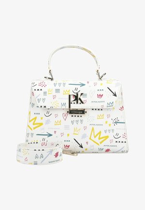 Sac à main blanc orné de griffonnages multicolores de couronnes, cœurs, flèches et visages souriants, avec un logo Peter Kaiser argenté et une bandoulière amovible.