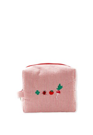 Bolsa de tela a rayas rojas y blancas con trébol verde bordado, mariquita, tomate y rábano en el frente y la asa lateral.