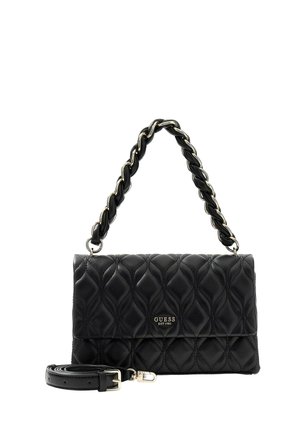 Sac à main noir matelassé avec poignée chaîne tressée, bandoulière amovible et logo métallique Guess au centre devant.