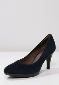Décolleté in suede blu navy con tacco alto e punta tonda, suola in gomma nera e interno liscio. Design semplice senza motivi visibili.