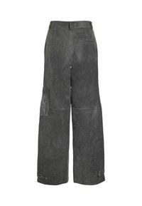 Grijze leren broek met een relaxte pasvorm, voorzien van een zak aan de zijkant, lussen voor een riem en knoopaccenten bij de enkels voor verstelbaarheid.