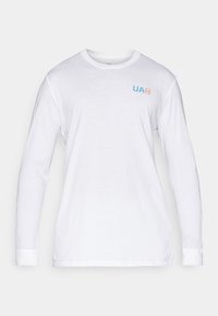 Pikendusega valge T-särk ümmarguse kaelusega ja pehme tekstuuriga. Omab sinist "UA" logo ja kontrastset oranži aksenti.