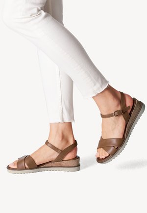 Sandalen met plateauzool - cognac