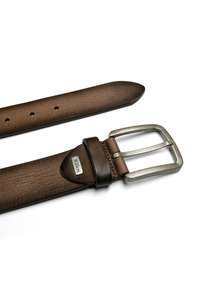 Brauner Leder-Gürtel mit strukturierter Oberfläche, silberner Metallschnalle und einem Logo-Akzent nahe der Schnalle. Verfügt über mehrere Einstelllöcher.