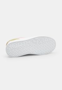 Sola di una sneaker bianca con motivi superficiali, testurizzata per la presa. Presenta in modo prominente il logo "NORTH STAR" in rilievo. Materiale in gomma liscia.