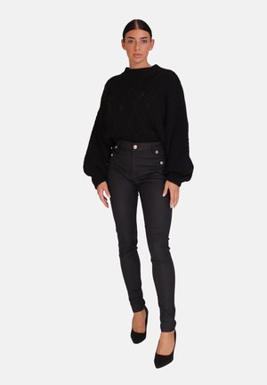 - Spodnie materiałowe