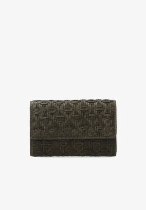 Geweven groene portemonnee met een rechthoekige vorm, voorzien van een textuurpatroon op het oppervlak en een klep met sluiting. Gemaakt van flexibel materiaal.