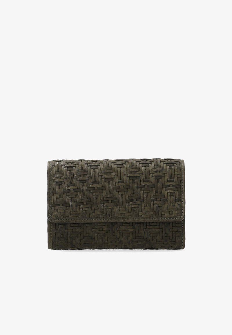Gewebtes grünes Portemonnaie mit rechteckiger Form, das ein strukturiertes Oberflächenmuster und einen Klappverschluss aufweist. Hergestellt aus flexiblem Material.