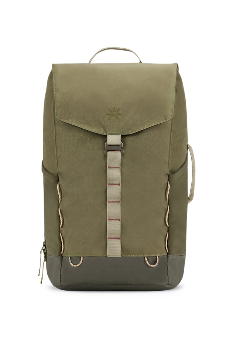 Olivgrön ryggsäck tillverkad av hållbart tyg med klaffförslutning och strukturerad yta. Har en framsida rem och sidofickor för förvaring.