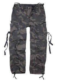 Pantalones cargo camuflados en tonos de gris y negro, fabricados en una tela con una superficie ligeramente texturada. Presenta múltiples bolsillos y lazos en el dobladillo.