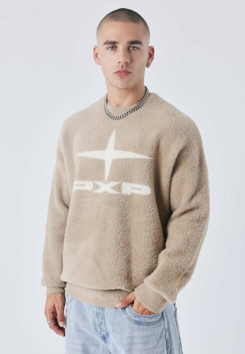 Beige fleece sweatshirt met een wit logo "PXP" en een stergrafiek, voorzien van ribgebreide manchetten en een relaxte pasvorm. Draagt met lichtblauwe denim.