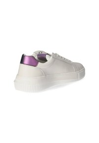 Białe sneakersy z gładką skórzaną cholewką i żebrowaną podeszwą. Ozdobione metalicznym fioletowym akcentem na obcasie. Zawierają sznurówki i oczka.