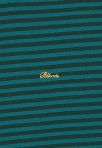 Sötétzöld és türkiz vízszintes csíkos textil, középen kis narancssárga hímzett "Blkvio" felirattal.