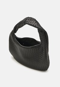 Juodas audinys rankinė su kreiviu, paminkštintu rankena, turinti užtrauktuk�ą. Išorė rodo tekstūruotą paviršių ir erdvų vidų.