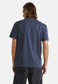 Marineblauwe katoenen T-shirt met een klassieke ronde hals en korte mouwen, met een gladde textuur en een ontspannen pasvorm.