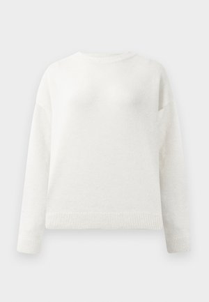 Biely sveter s dlhým rukávom a okrúhlym výstrihom, s rebrovanými manžetami a lemom, s mäkkou, mierne chlpatou textúrou.