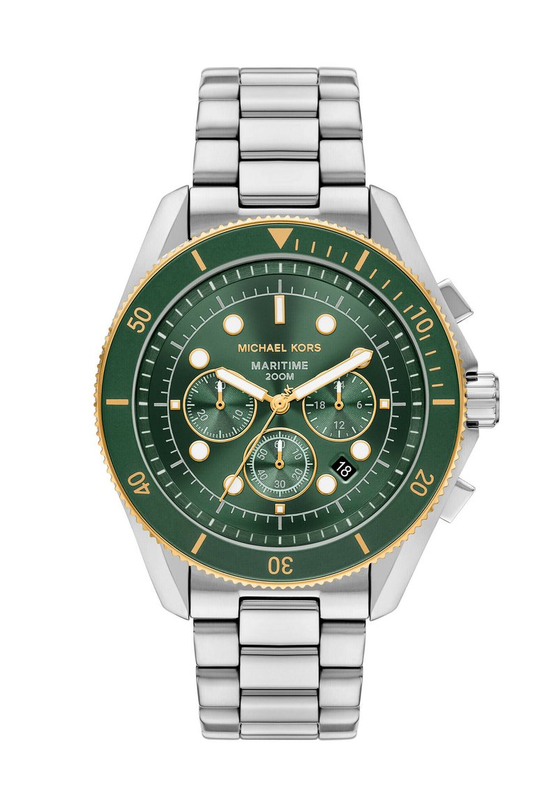 Reloj de acero inoxidable verde con una correa de eslabones de cadena plateada, detalles en oro, tres subesferas y un indicador de fecha en la posición de las 6 en punto.