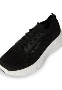 Sneaker atletico in rete nera con lacci neri, suola spessa bianca e logo Champion sul lato.