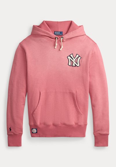 Sudadera con capucha de color rosa claro con un bolsillo tipo canguro, puños acanalados y una etiqueta tejida. Presenta un logo de NY en color azul marino en el pecho. Tela de mezcla de algodón.