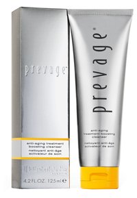 Limpiador potenciador de tratamiento antienvejecimiento Prevage en un tubo plateado con una tapa amarilla, que presenta un diseño elegante y una marca en relieve, con texto informativo.
