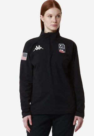 Pullover nero con zip a quarti, logo Kappa sul petto, patch con bandiera degli Stati Uniti sulla manica e emblema "Stifel US Ski Team"; realizzato in un tessuto morbido e flessibile.