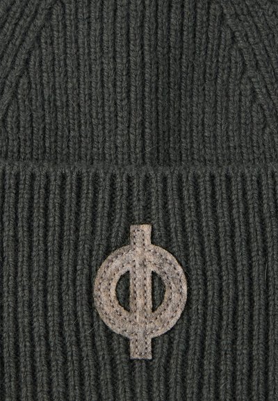 Bonnet tricoté vert foncé avec une texture côtelée et une écusson en cuir beige portant un logo circulaire sur le devant.
