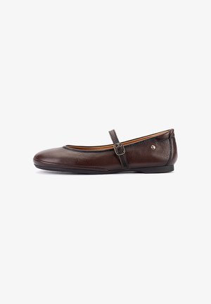 Zapato plano de cuero marrón oscuro con punta redondeada y correa ajustable sobre el empeine, mostrado sobre fondo blanco.