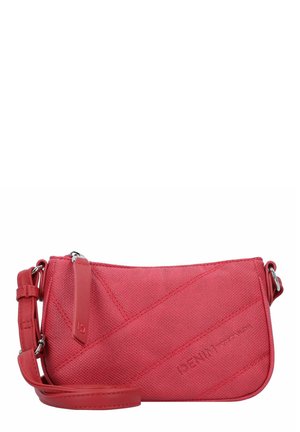 Rode textuur crossbody tas met diagonale stiksels, een afneembare schouderband en logo-accent. De gladde afwerking complementeert de gestructureerde vorm.