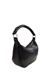 Borsa a mano in pelle nera con forma arrotondata, manico intrecciato testurizzato e minuteria dorata; presenta un'apertura con zip.