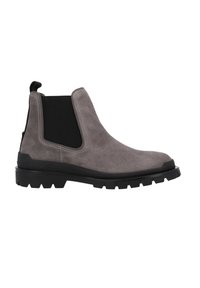 Botín Chelsea de ante gris con paneles laterales elásticos negros, puntera reforzada y suela de goma negra texturizada. Tacón plano con detalles de tracción.