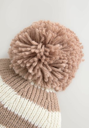 Bonnet en tricot présentant un design à rayures beige et crème, surmonté d'un pompon bouffant de couleur brun clair pour ajouter de la texture et des détails.