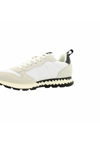 Sneaker con tomaia in rete bianca, dettagli in suede grigio, linguetta nera sul tallone e un motivo della suola a zigzag. Dotato di chiusura con lacci e un tassello per il tallone.