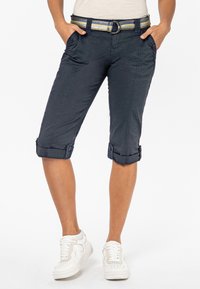 Marineblauwe cropped broek met opgerolde mouwen, voorzien van frontzakken en een multicolore gestreepte riem met een ronde metalen gesp.